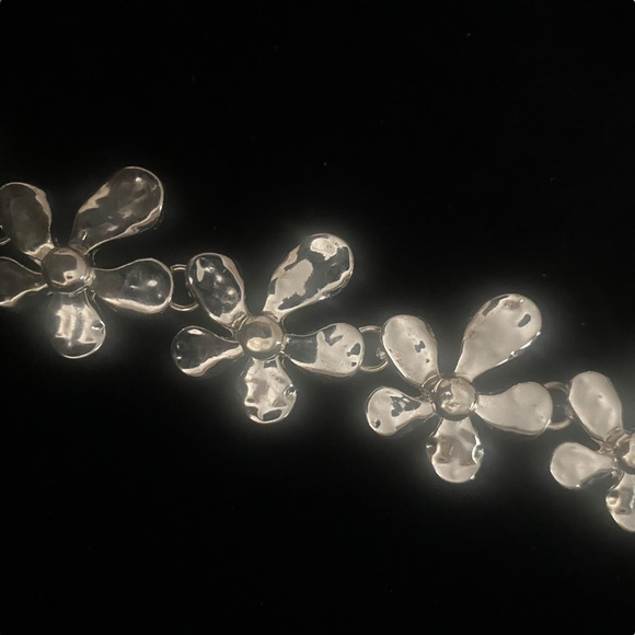 Metal hammered Flower Magnetic Bracelet - Picture 2 of 10